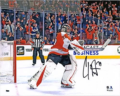 Carter Hart Philadelphia Flyers Dedikált 8 x 10 Narancs Jersey-i Ünnepség Fénykép - Dedikált NHL-Fotók